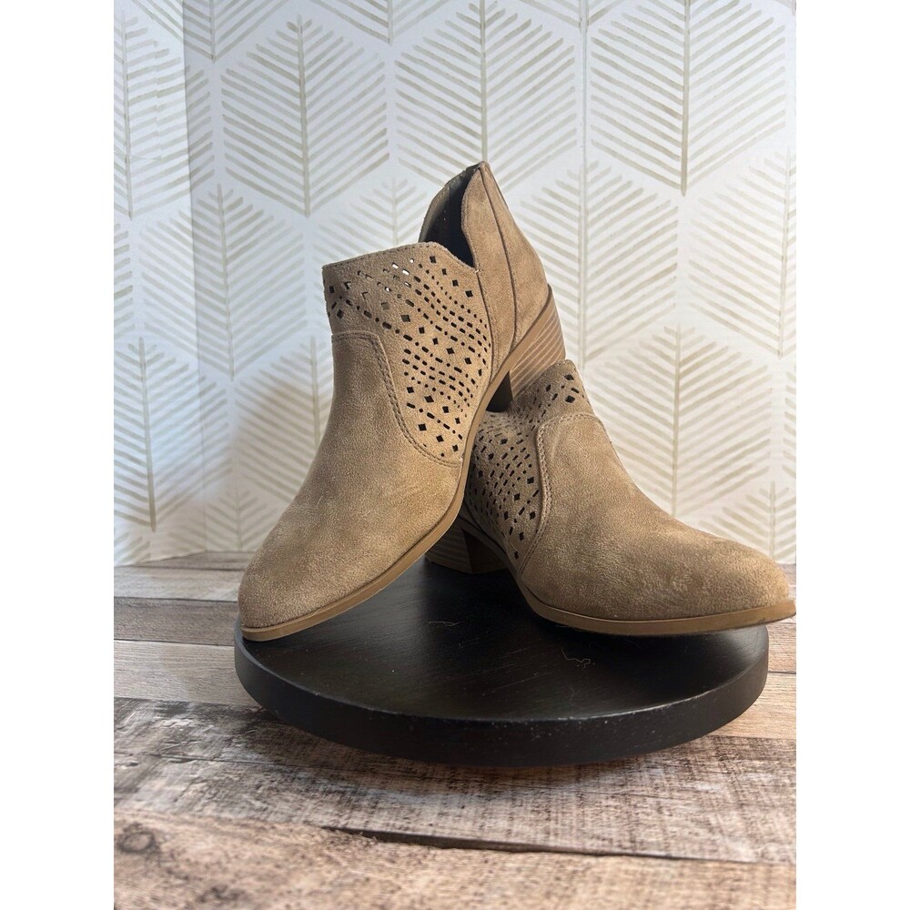 City Classified Taupe/Brown Suede Booties Size 7 Women’s